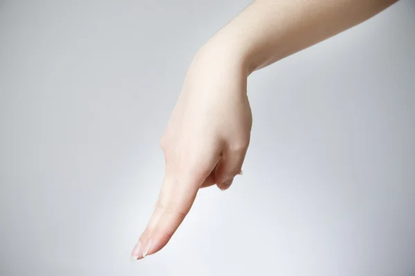 Weibliche Hand auf grauem Hintergrund — Stockfoto