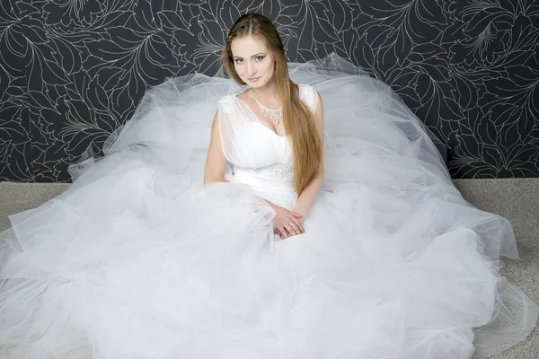 Belle femme en robe de mariée blanche — Photo