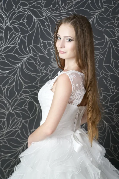Mulher bonita em vestido de noiva branco — Fotografia de Stock