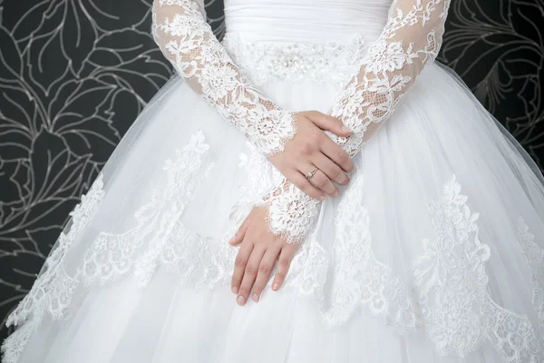 Encaje vestido de novia blanco con mangas largas —  Fotos de Stock