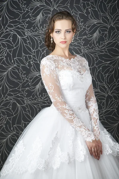 Красивая женщина в белом свадебном платье — стоковое фото