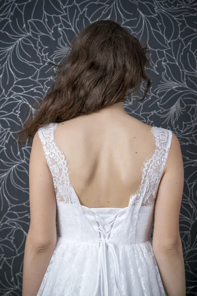 Schöne Frau im weißen Hochzeitskleid mit Korsett — Stockfoto