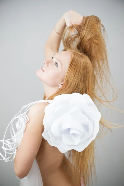 Portrét zrzavý ženy s papírové květiny — Stock fotografie