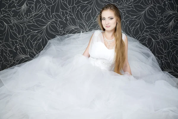 Schöne Frau im weißen Hochzeitskleid — Stockfoto