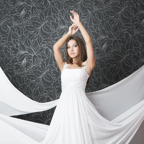 Hermosa mujer india en vestido de novia blanco — Foto de Stock