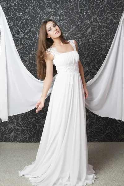 Mulher indiana bonita em vestido de noiva branco — Fotografia de Stock