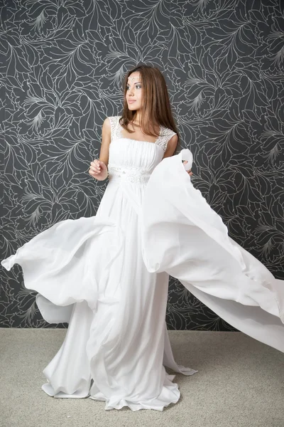 Belle femme indienne en robe de mariée blanche — Photo