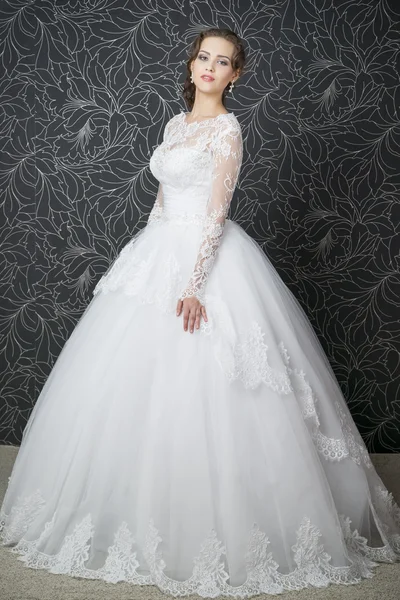 Schöne Frau im weißen Hochzeitskleid — Stockfoto