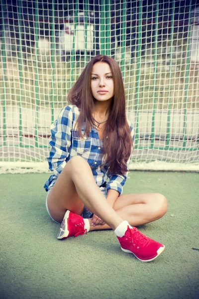 Όμορφη νεαρή γυναίκα στο γήπεδο ποδοσφαίρου — Φωτογραφία Αρχείου