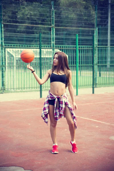 Piękna młoda kobieta gra Koszykówka na zewnątrz — Zdjęcie stockowe