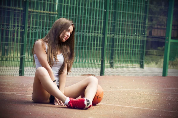 Mulher bonita no campo de esportes — Fotografia de Stock