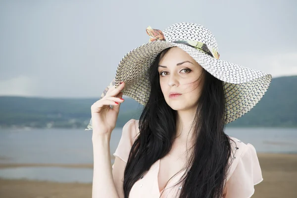 在夏天的帽子美丽的年轻女子的画像 — 图库照片