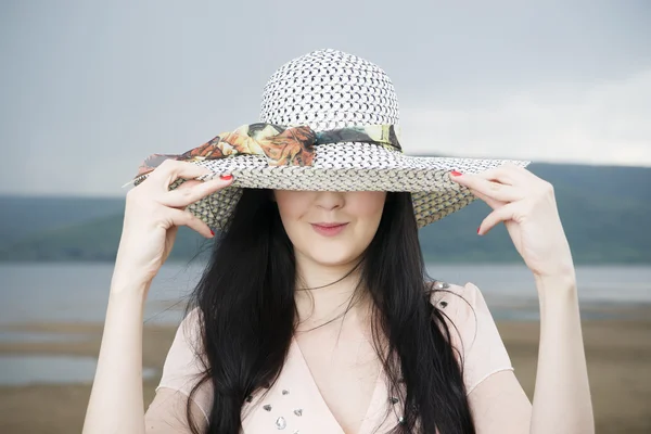 Porträt einer schönen jungen Frau mit Hut im Sommer — Stockfoto