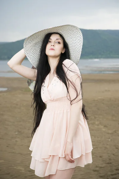 Porträt einer schönen jungen Frau mit Hut im Sommer — Stockfoto