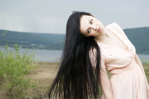 Porträt einer schönen jungen Frau im Sommer — Stockfoto