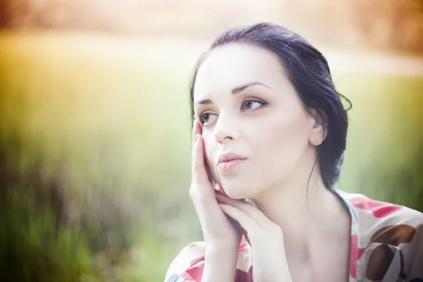 Porträt einer schönen jungen Frau — Stockfoto