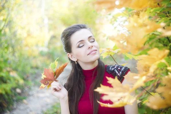 秋の美しさの女性の肖像画 — ストック写真