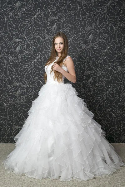 白いウェディング ドレスで美しい女性 — ストック写真
