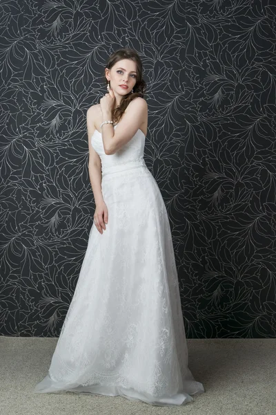 Bella donna in abito da sposa bianco — Foto Stock