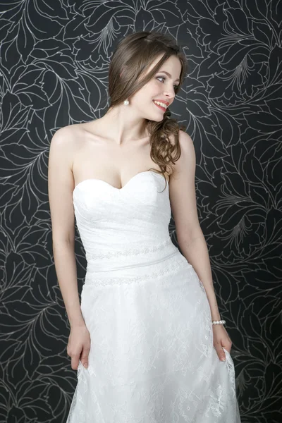 白いウェディング ドレスで美しい女性 — ストック写真