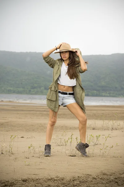 Jovem mulher bonita em uma praia de areia — Fotografia de Stock