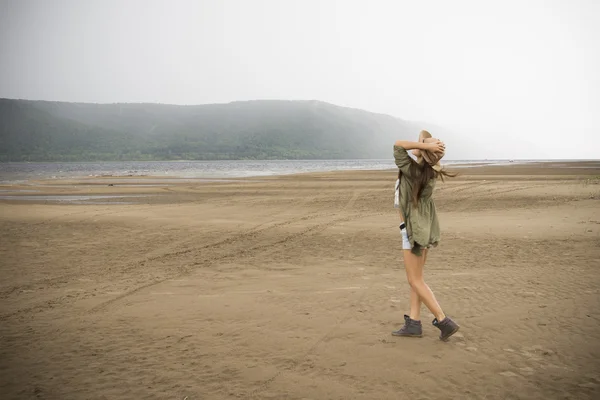 Giovane bella donna su una spiaggia di sabbia — Foto Stock