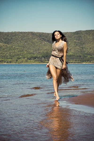 모래 해변에서 아름 다운 젊은 여자 — 스톡 사진