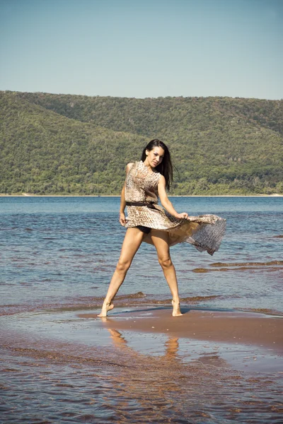 Красивая девушка на песчаном пляже — стоковое фото