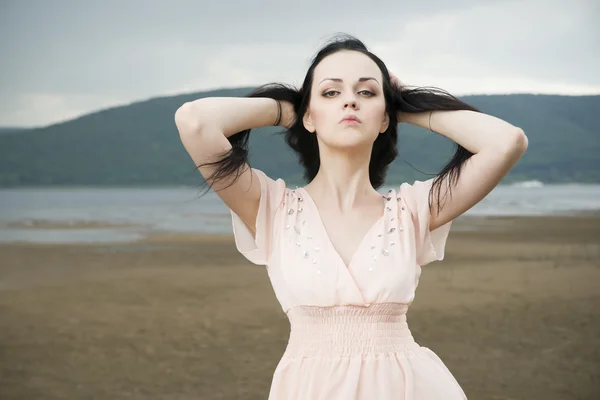 Portrait of a beautiful young woman in summer — Stock Photo, Image