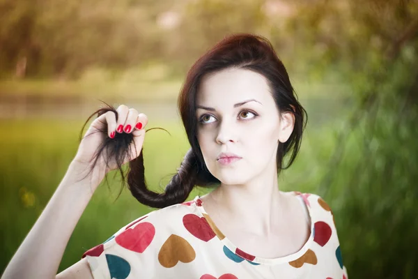 Retrato de uma bela jovem mulher — Fotografia de Stock