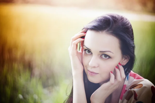 Porträt einer schönen jungen Frau — Stockfoto