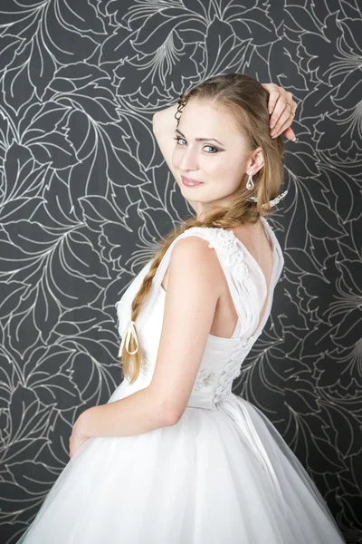 Mooie vrouw in witte bruiloft jurk — Stockfoto