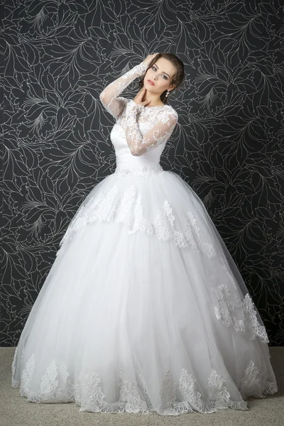 Beautiful woman in white wedding dress — Stock Photo, Image