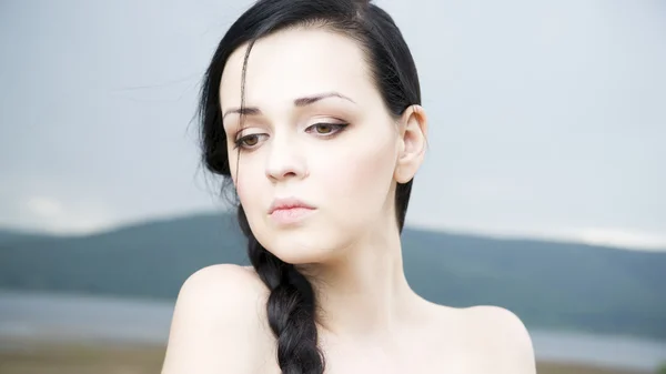 Retrato de una hermosa joven en verano — Foto de Stock