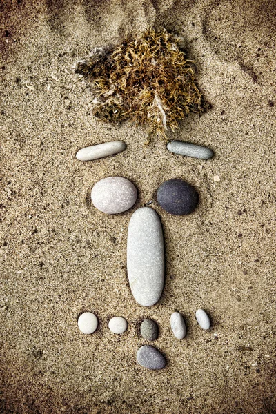 Smiley aus Steinen auf Sand Nahaufnahme — Stockfoto