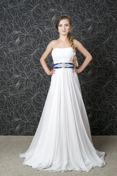 Belle femme en robe de mariée blanche — Photo