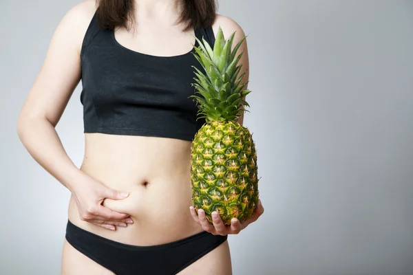 Surpoids des femmes atteintes d'ananas — Photo