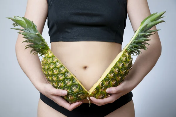 パイナップルと女性の肥満 — ストック写真