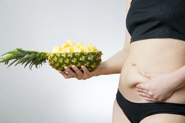 Tělo mladé ženy s ananasem — Stock fotografie