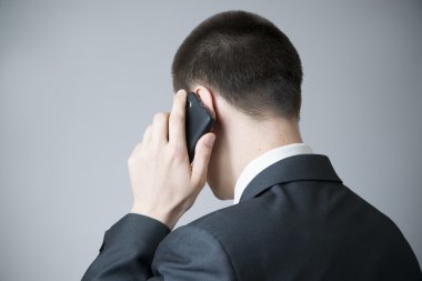Akıllı telefon kullanan iş adamı