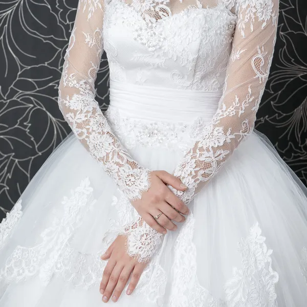 Lace witte bruiloft jurk met lange mouwen — Stockfoto