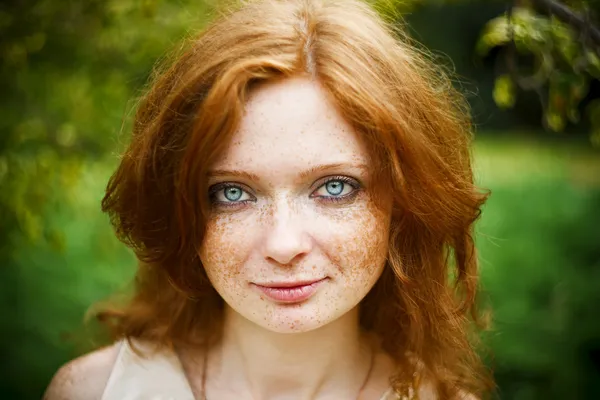 Πορτρέτο του κοκκινομάλλα κοπέλα με μπλε μάτια στη φύση — Φωτογραφία Αρχείου