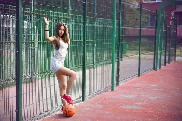 Mulher bonita jogando basquete ao ar livre — Fotografia de Stock