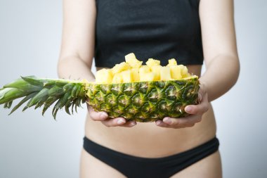 genç kadının bedeni ile ananas