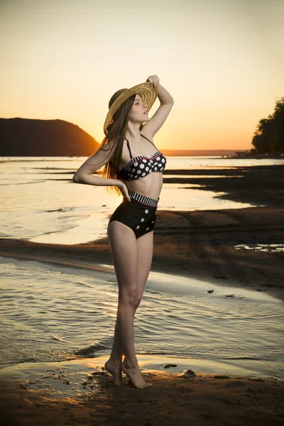 Bella donna in bikini sullo sfondo del tramonto — Foto Stock