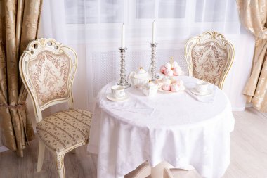 Lüks bir iç mekanda marşmelovlu çay partisi. Geleneksel çay.