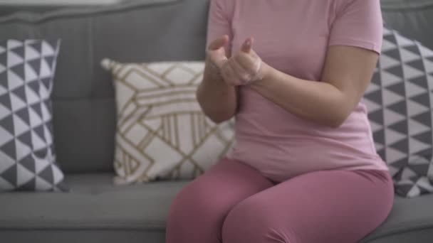 Mujer Aplicación Crema Manos Primer Plano Con Enfoque Selectivo Video — Vídeos de Stock