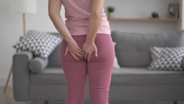 Hemoroidal Ağrı Evde Hemoroit Hastası Bir Kadın — Stok video