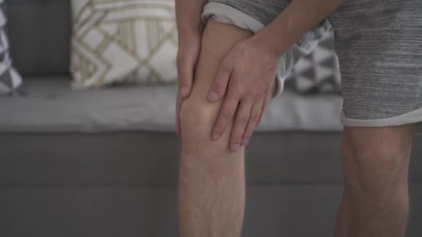 Біль Коліні Людина Страждає Від Болю Робить Самомасаж Вдома Самозаспокійливий — стокове відео