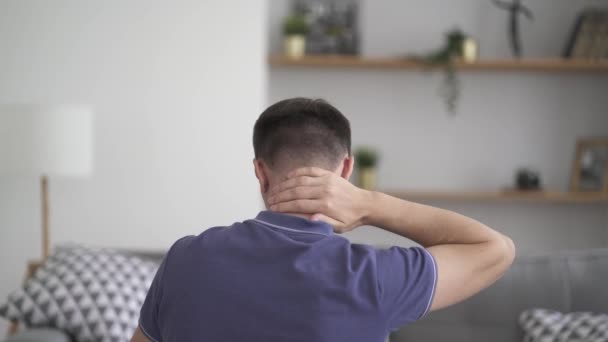 Een Man Doet Zelf Massage Van Zijn Nek Thuis Zelfverzachtende — Stockvideo